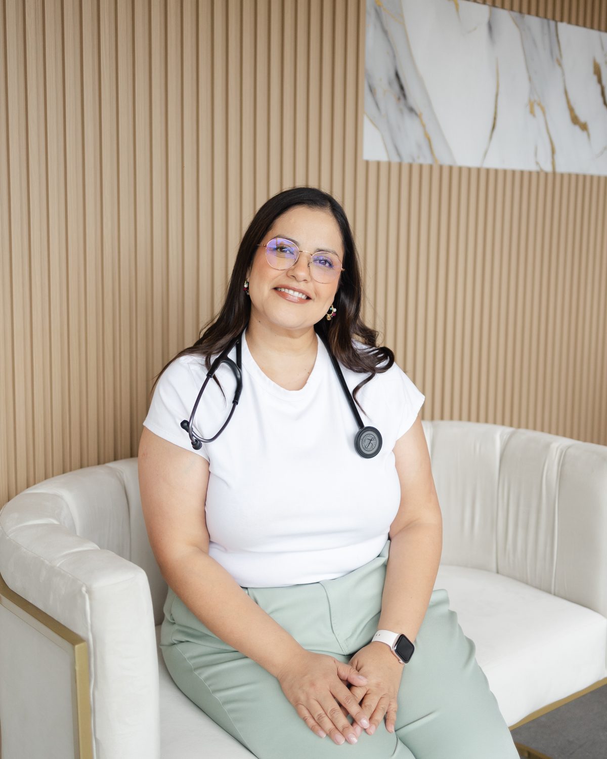 Dra. Angelina Martínez Longoria, ginecóloga y obstetra, en la sala de espera de su consultorio