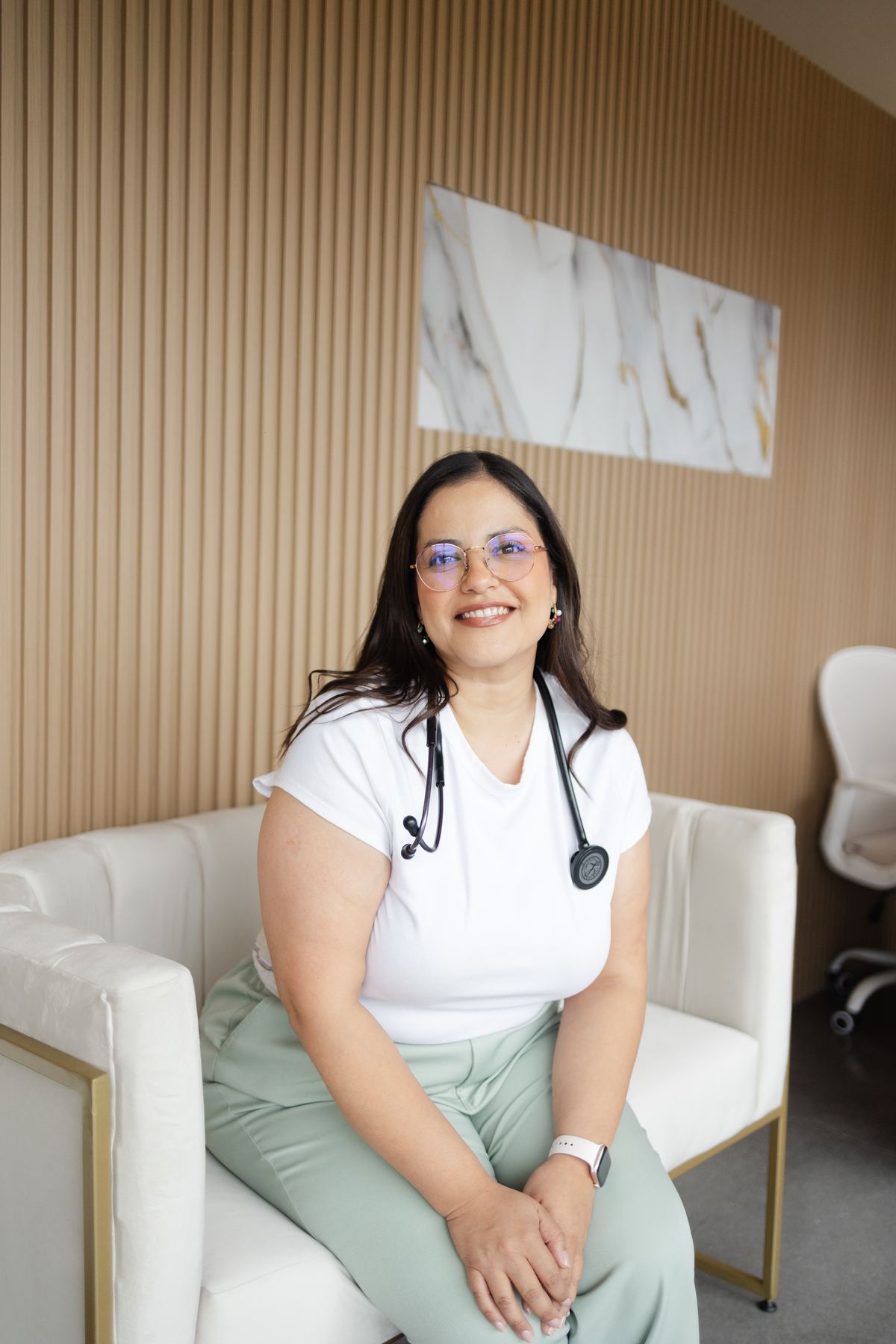 Dra. Angelina Martínez Longoria, ginecóloga y obstetra en Monterrey, en su consultorio