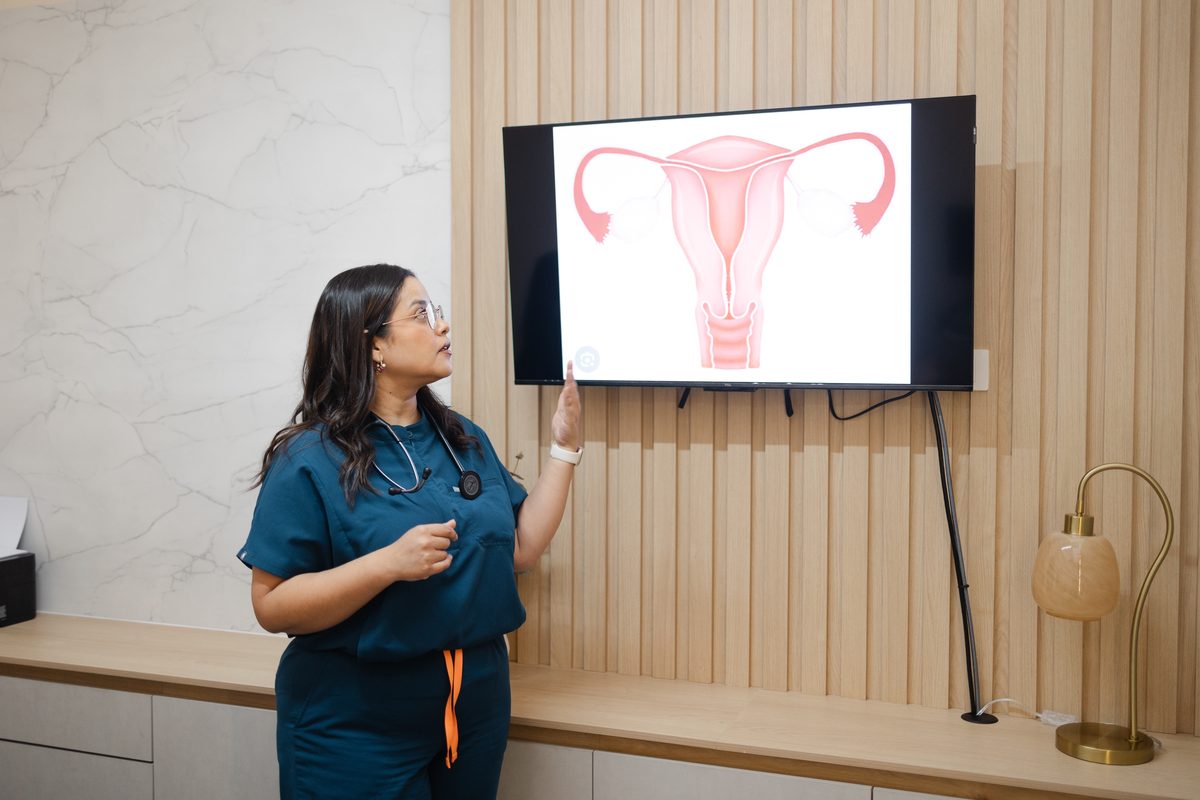La Dra. Angelina explica la anatomía del útero en pantalla durante una consulta en Monterrey